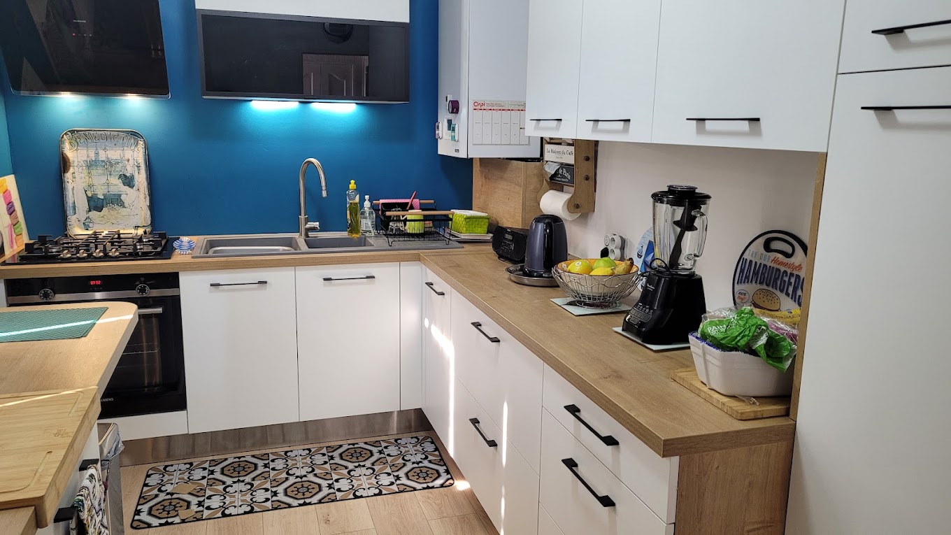 Cuisine blanche et bois avec accent bleu, réalisation Art & Cuisine